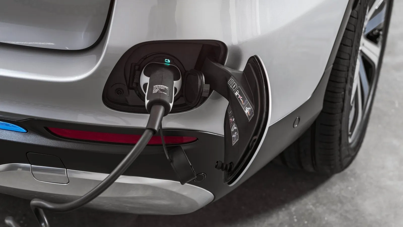 Mercedes-Benz präsentiert auf der IAA 2017 in Frankfurt mit dem Vorserienmodell des neuen Mercedes-Benz GLC F-CELL den nächsten Meilenstein auf dem Weg zum emissionsfreien Fahren.Neben Wasserstoff wird die rein elektrische Variante des SUV auch Strom „tanken“. 

At the IAA International Motor Show 2017 in Frankfurt, Mercedes-Benz is presenting a preproduction model of the new Mercedes-Benz GLC F-CELL as the next milestone on the road to emission-free driving.In addition to hydrogen, the all-electric variant of the popular SUV will also run on electricity.